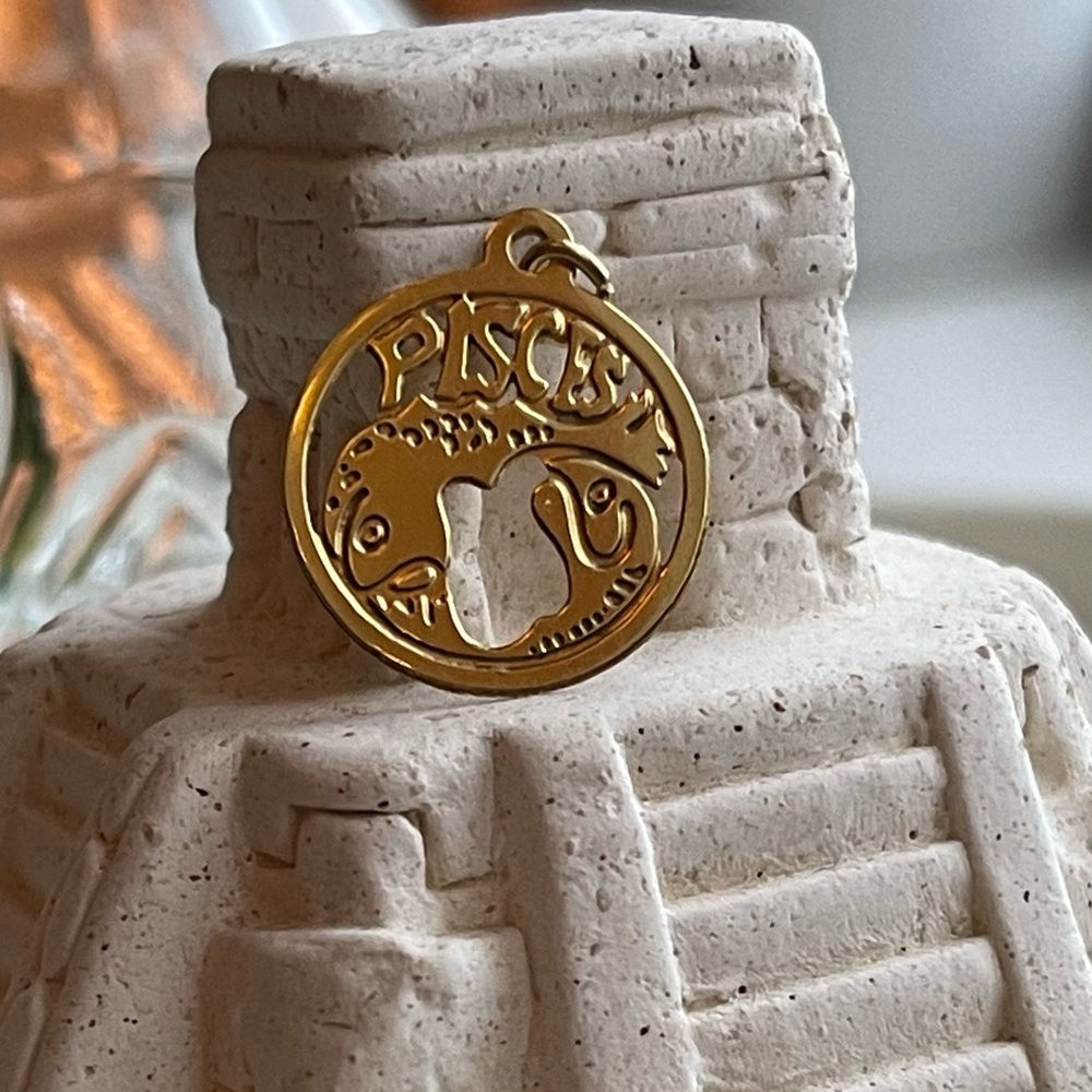 Vintage solid 14k gold pisces charm
